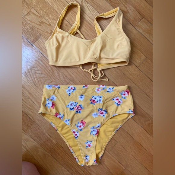 Hollister Swim suit - Picture 1 of 4